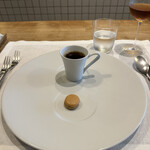 シャントレル - 2皿目
      ・フォアグラのマカロン
      ・キノコのスープ