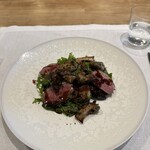 シャントレル - 6皿目
      セップ、鴨、フォアグラ、イチヂクのサラダ仕立て赤ワインソース。