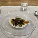 シャントレル - 5皿目
      燻製したマス、ロックフォールチーズのソース、茄子、キュウリ。