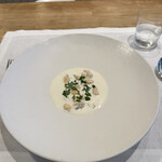 シャントレル - 8皿目
      モン・サン・ミシェル産ムール貝のビシソワーズ。