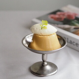 厳選した卵を使用した2種のプリン。添えられたソースで味変も