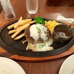 ロイヤルホスト - 黒✕黒ハンバーグの190g・ガーリッククリームソースです。丸くふっくらとした、形の良いハンバーグでした。