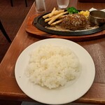 ロイヤルホスト - ガーリッククリームソースをかけた黒✕黒ハンバーグと、ライスの2ショットです。