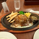 ロイヤルホスト - 黒✕黒ハンバーグに、ガーリッククリームソースをかけた様子です。ガーリッククリームソースをかけても、丸くふっくらとした綺麗な見た目であるのが分かります。