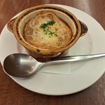 ロイヤルホスト - 蓋を開けたオニオングラタンスープです。