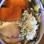 鴨鶴 - 海鮮丼はシラス　さわら　あじ　かんぱち　サーモンでした