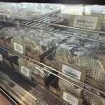 島京梵天 - いろんな味のたい焼きがショーケースに並んでます★
