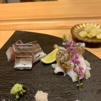 鮨 匠海 - 今宵はツマミの多い特選コース。長井のカマス。皮目を備長炭炙りで。つぶ貝は、昆布の森の800ｇ(*゜Q゜*)でかい。咀嚼を続けると不意に甘みが現れました。
