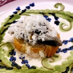 anchoa - Pinchos：鯖の酢漬け、ブルーベリー、羊のチーズ〈相模湾魚介スペシャルコース〉