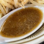 ラーメン もっけだの - 『青唐味噌ラーメンニンニク野菜マシマシ』のスープ