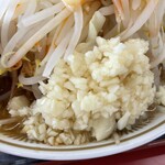 ラーメン もっけだの - 『青唐味噌ラーメンニンニク野菜マシマシ』のニンニク