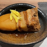 肉割烹 五条 新宿野村ビル49F - ○焚物〜豚バラと新じゃがいもの焚き物