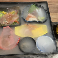 肉割烹 五条 新宿野村ビル49F - ○玉手箱
                    ・前菜〜前菜5種盛り(玉子焼き、海老、鴨ハム、筍、鰯煮物)
                    ・采物〜生ハムと季節野菜の彩りサラダ
                    ・造里〜本日の鮮魚4種盛り(蛸、鮭、帆立、鰹)
                    ・逸品〜低温調理した黒毛和牛のローストビーフ