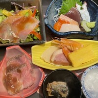 肉割烹 五条 新宿野村ビル49F - ○玉手箱
                    ・前菜〜前菜5種盛り(玉子焼き、海老、鴨ハム、筍、鰯煮物)
                    ・采物〜生ハムと季節野菜の彩りサラダ
                    ・造里〜本日の鮮魚4種盛り(蛸、鮭、帆立、鰹)
                    ・逸品〜低温調理した黒毛和牛のローストビーフ