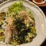 酒菜 山もと山もと - ②豆腐とカリカリ縮緬雑魚(広島県音戸産)の胡麻ポン酢サラダ(豆腐&萵苣&茗荷&刻み青葱&白胡麻&海苔等)(税込1,100円)
            ボリューミーな豆腐サラダ、1人だと多いかも