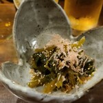 酒菜 山もと山もと - ①葉山葵醤油漬け(広島県吉和産、植本山葵)(880円)
            涙目になる程のツーンとくる辛さ