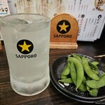 焼鳥・もつ焼 串焼き神社 - レモンサワーとお通し（枝豆）