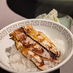 茶禅華 - 口に入れた瞬間、豚と茄子が驚くほど同時にとろける。
      皿ごと蒸す前に茹でて処理しているため、臭みや脂のしつこさは微塵もなく、水のようにさらさらと清らか。そんな旨味と甘みが…気付いたら無くなってしまいます