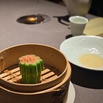 茶禅華 - 鹿児島のキングオクラという品種。仕上げに金華ハムを削っていただきました。1つ目は
      そのまま、2つ目は生姜のタレで頂きます。