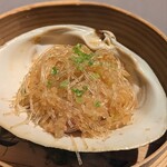 茶禅華 - 蒸北寄貝。北寄貝と春雨を使った一品。
      北寄貝はムッチリ肉厚。咀嚼の度にミルキーな香りと旨味が広がります。そこへパンチのある春雨とパクチーの清涼感が加わり、爽やかなのに癖になる。