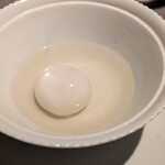 茶禅華 - 胡麻団子。野生白芽を使った白茶のスープに胡麻ペーストが入った団子。
      ジャスミンとは一味異なる華やかな香りと優しく深い甘み。
      団子は中から胡麻の香ばしさと甘みの詰まった温かいペーストがとろ～ん。