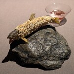 茶禅華 - 五粮香魚。海老の紹興酒漬けをヒントに、四川のお酒で酔っ払わせた鮎。その鮎を米の衣で纏わせて揚げた一品。クランチーで香ばしい衣と、水分が保たれた身からは、すっと優しい旨味とほんのりと爽やかな甘みと酸。