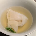 茶禅華 - 雉雲呑湯。スープは雉のみ使用。雉の骨を煮詰めた出汁に、当日雉の挽き肉を加えて煮込む。挽き肉がアクをぐっと引き込み、写真のような透明なスープが完成。清らかで混じりっ気ない旨味の中に、クレソンの青味が良い