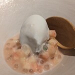 茶禅華 - 桃の瑞々しい甘み、ほんのりと感じるフィンガーライムとグレープフルーツの爽やかさ、ココナッツアイスの華やかな香りと甘みが心地良い調和を生み出します。