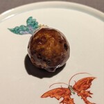 茶禅華 - 葡萄肉圓。酢豚をモチーフにした一品。巨峰を豚肉で包んだ物を揚げ焼きにしております。
      衣は驚くほど薄いのに、水あめのようにカリッと。中は溢れんばかりの肉汁と葡萄の瑞々しさと優しい甘み。