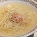 茶禅華 - こちらはコースに予め付いた締めの料理。鶏をベースとしたスープ(恐らく清湯？)と中華麺。
      味変としてXO醤を加えます。
      麻婆豆腐の後であるにも関わらず、スープの清らかな旨味が分かる。