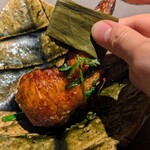 茶禅華 - 皮は薄くもパリッと香ばしく、身はしなやかな弾力ある肉質と澄んだ旨味と肉汁が詰まっている。枝豆の食感と甘みも心地良い。味付けは香辛料がしっかり効いていてスパイシー。しかし、素材の味わいもしっかり。