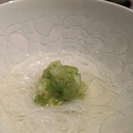 茶禅華 - 翡翠米粉。青トマトとビーフンを使った一品。トマトは瑞々しさと心地良い青々しさの後に、山椒が優しくもしっかりと華やかなアクセントを加える。スープからは、果実味とほんのりの甘みを感じられます。