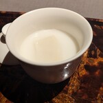 茶禅華 - 温かい物は昔ながらのスープ仕立て。杏仁の香りが鼻を抜け、丸みを帯びた甘みが身体にじんわりと。
      生麩のような物が入っており、香りや温度だけでなく、食感のアクセントも楽しめました。