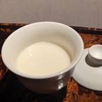茶禅華 - 冷たい物は、つるんと滑らかな口当たりで、華やかな杏仁の香りや甘みが優しく口に広がります。