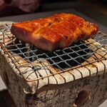 茶禅華 - 密汁焼豚。口に咥えると元気に弾む、でもショキッと力を加えずとも噛み切れてしまうほどの柔らかさ。甘みは必要最小限、丸身を帯びた山椒やガラムマサラの華やかさ、炭火の香ばしさ、そして豚本来の純粋な甘味と旨味