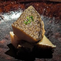 茶禅華 - 紹興海鮮。柔らかく蒸した鮑を軽く紹興酒に漬けた一品。鮑の旨味、紹興酒の甘みとコク、それぞれは柔らかくも決してボヤけている訳ではなく、この柔らかな調和が滋味深い余韻をもたらします。