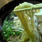 かみなり食堂 - 麺は細麺と中細麺の中間的ストレート麺。