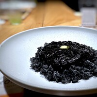 シブ ニシナカス - ◆SHIBUカレー・・和牛のスジ肉、鶏肉、玉ねぎ、ブイヨン、スパイス11種、お酒、 トマトなどを竹炭で3日間煮込んだ品で、上にはバター。