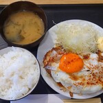 肉匠 まるみや - 令和6年8月 営業時間(11:00〜19:00)
チャーシューエッグ定食 税込1000円