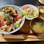 お食事処かまの - 海鮮ちらし丼（ごはん大盛り無料）　1800円