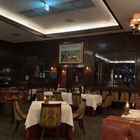 AKARENGA STEAK HOUSE - 中央には STEINWAY