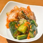 焼肉 犇 - キムチの盛り合わせ