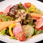 ナンバーエイト ピッツェリア - オリジナルドレッシングと色どりサラダ