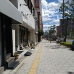 小川亭 とらちゃん - トコトコ 坂道を下ります