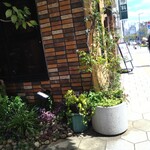 小川亭 とらちゃん - 到着 ほぼ 鶴橋ですね　植木に水がかけられていて大変 綺麗