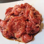 小川亭 とらちゃん - フルーティーなタレに漬け込まれています