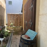 小布施ワイナリー - 重厚感のある… 重たい扉を開けると
      そこに広がるのは…
      蔵を改装した、温かみのある空間。