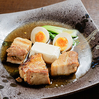 まるで沖縄旅行気分♪とろとろ食感の豚角煮など、南国料理が豊富