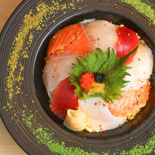 【極上】見て食べて楽しむ｢圧倒的な海鮮丼｣