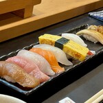 寿し辰 - 飲まないK師匠注文のおまかせ10貫（¥1,400税抜）。
      腕のある職人のお寿司がこの脅威のコスパ！